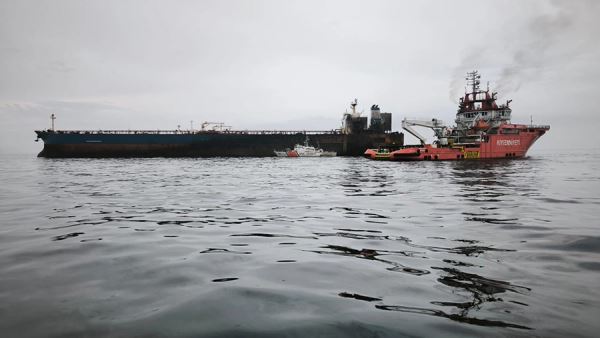 Пожар на танкере Kairos у берегов Турции полностью потушен