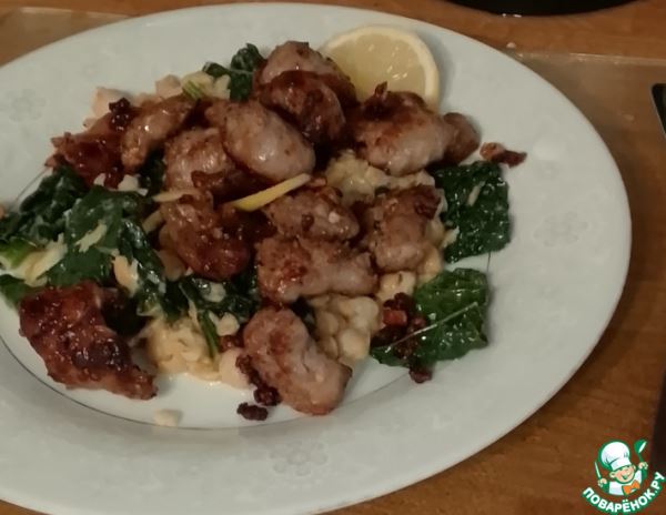 Нут с колбасками и лимонной зеленью