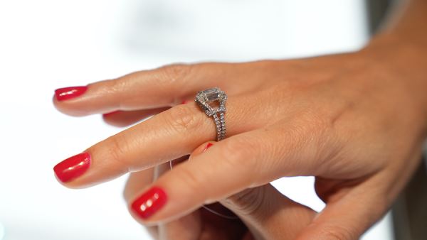 Стилист рассказала о способах сочетать украшения в образах