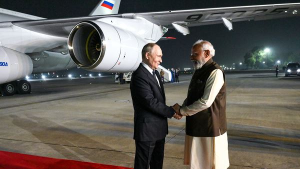 Песков назвал неожиданным решение Моди встретить Путина у трапа