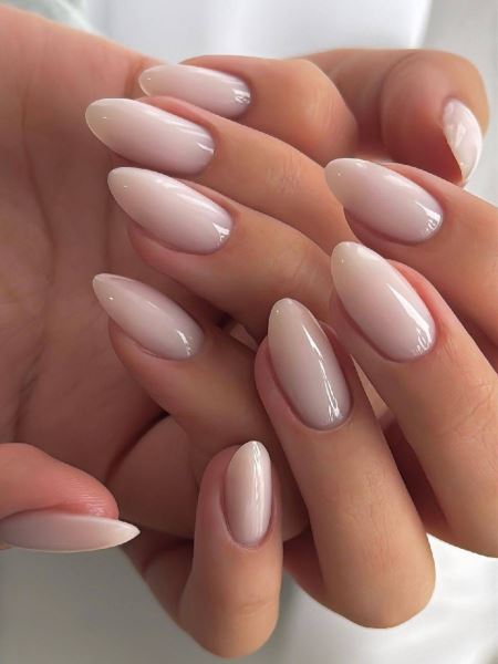 От зеркального глянца до роскошного винного оттенка: 5 самых универсальных трендов маникюра на 2026 год