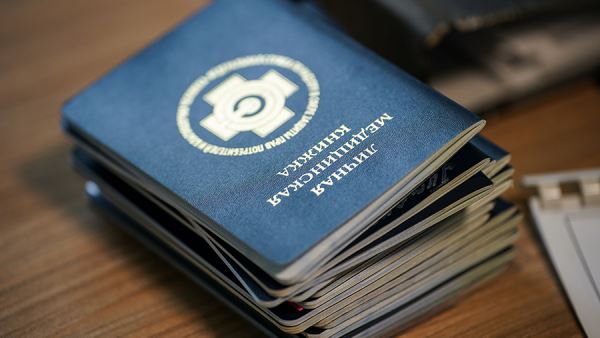 Эксперт рассказала о переходе на электронные медицинские книжки в России