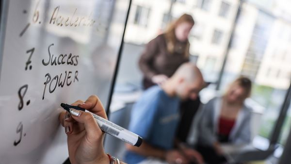 В Голливуде выразили тревогу из-за возможных увольнений после покупки Warner Bros.