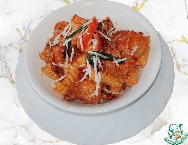 Паста с курицей в сливочном соусе по-тоскански