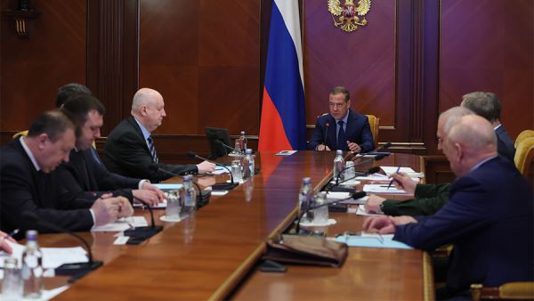 Медведев провел совещание по доукомплектованию ВС РФ военными по контракту