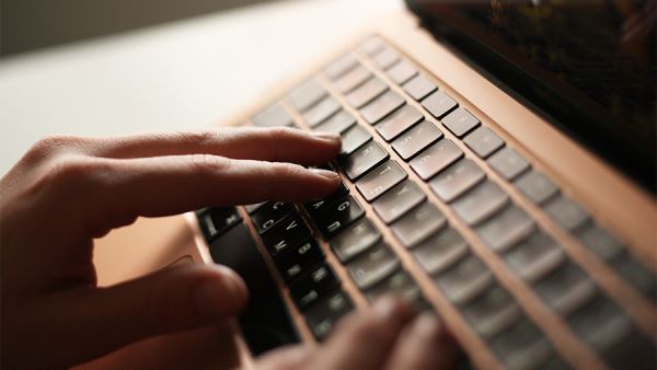 Стала известна личность публиковавшего фейки в СМИ-иноагентах журналиста