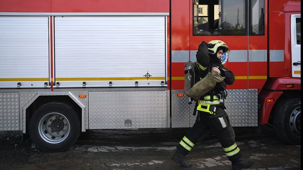 На нефтебазе в Урюпинске начался пожар из-за атаки БПЛА