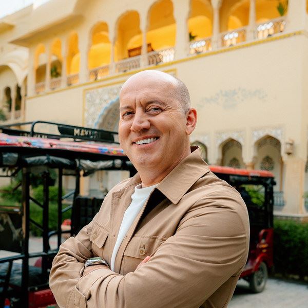 Сергей Бурунов стал ведущим снятого в Индии реалити0