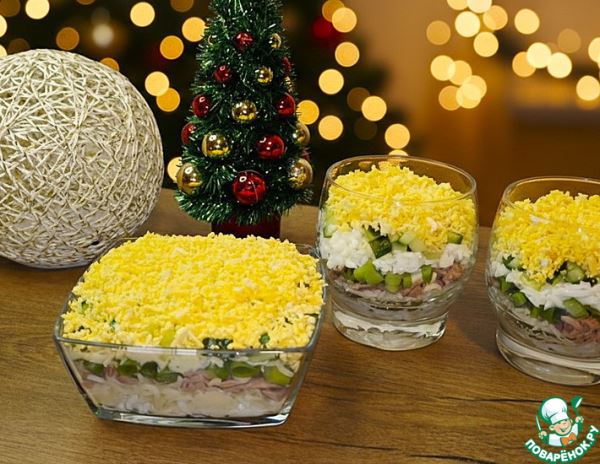 Слоёный салат с тунцом в стаканах