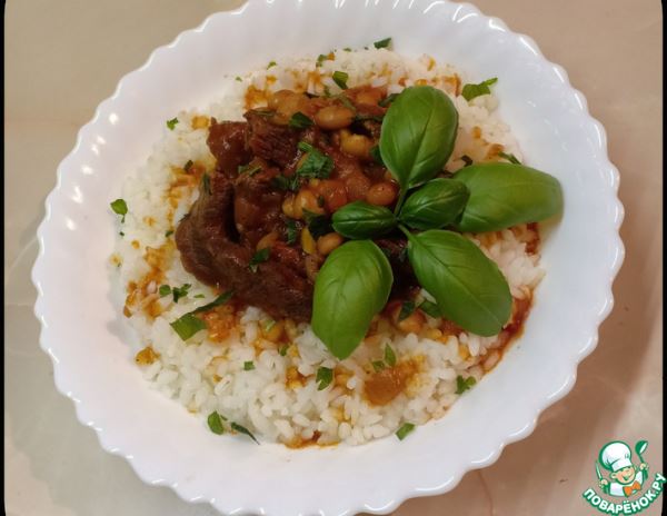 Мясо с фасолью в томатном соусе